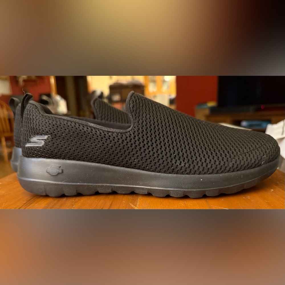 New without box - Skechers Go Walk 
Size 9.5 in black